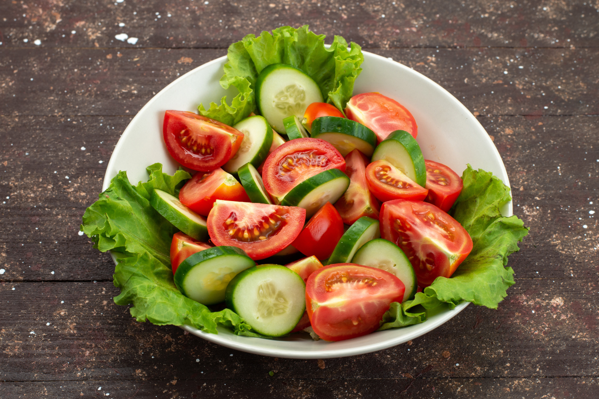 how many calories in a salad with tomatoes and cucumbers ?